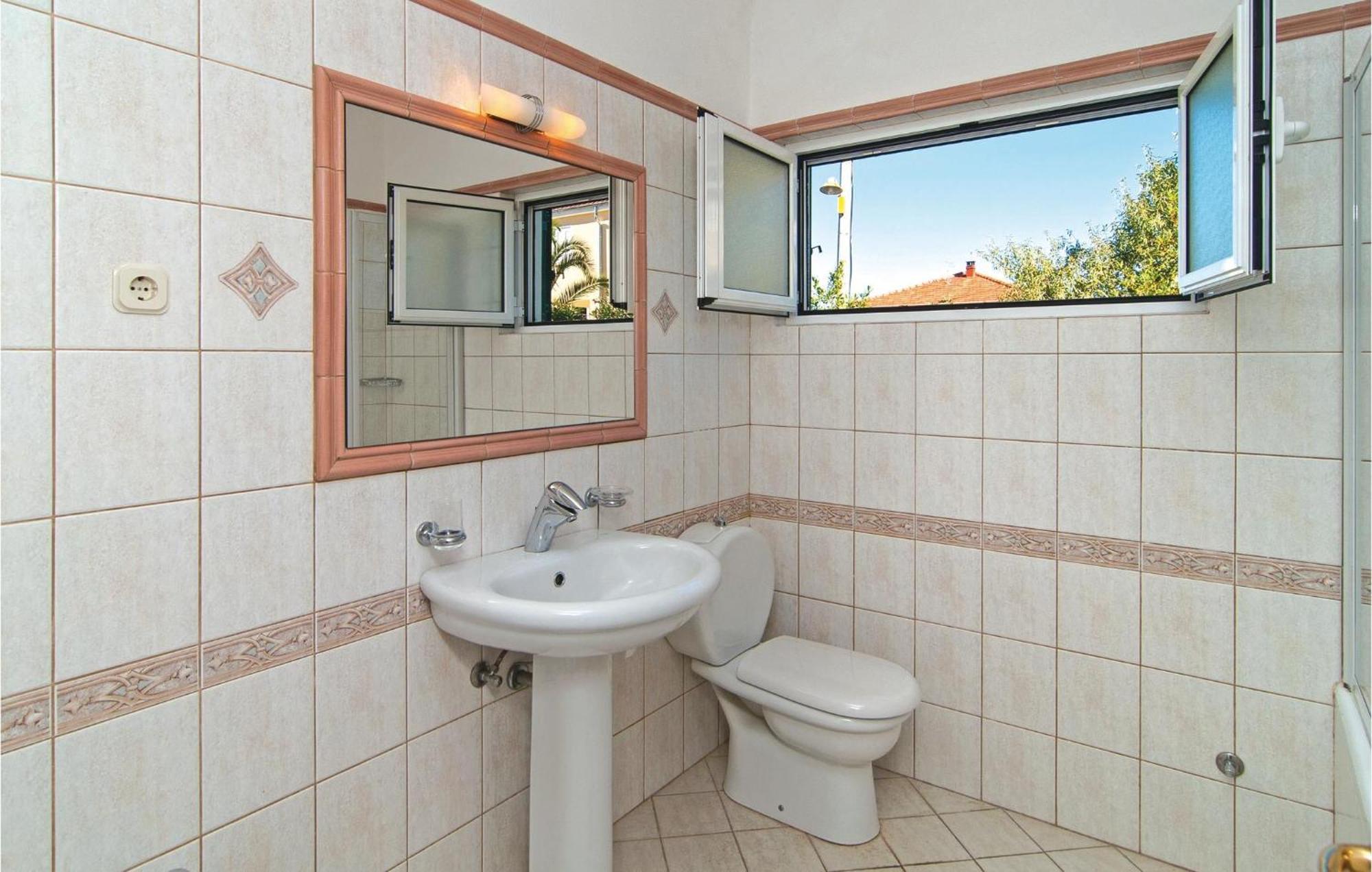 3 Bedroom Cozy Home In Supetar Luaran gambar
